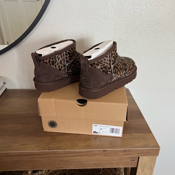 UGG Classic Ultra Mini Caspian Genuine Calf Hair Bootie. 7M. Cheetah print. New - Picture 5 of 11